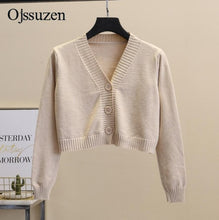 Load image into Gallery viewer, Femmes recadrée Cardigan chandails femme avec bouton noir blanc court pull col en V à manches longues pull femmes tricoté Cardigan
