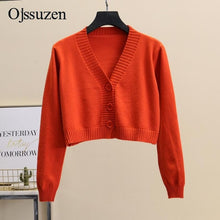 Load image into Gallery viewer, Femmes recadrée Cardigan chandails femme avec bouton noir blanc court pull col en V à manches longues pull femmes tricoté Cardigan
